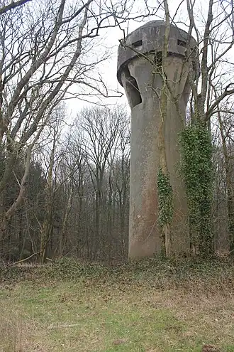 Une tour d'aération située à l'extérieur du fort permet des appels d'air et un ravitaillement depuis l'extérieur.