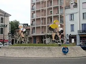 2006, la ville se couvre de vélos pour accueillir le Tour de France.