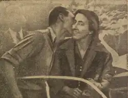 Photo du couple formé par Marc et Françoise Gignoux dans leur automobile lors de leur victoire au Tour de France automobile de 1952.
