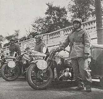 Motocyclistes du 3e&nbsp;hussards à Paris en 1938 (side-cars Gnome et Rhône XA).