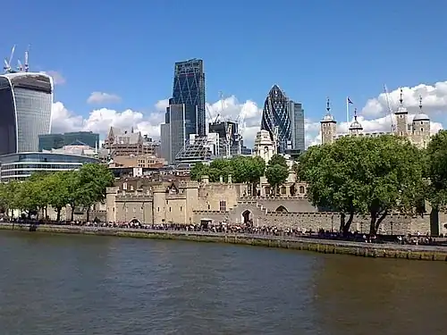 Au 1er plan la Tamise, au 2e plan la tour de Londres, au dernier plan la Cité.