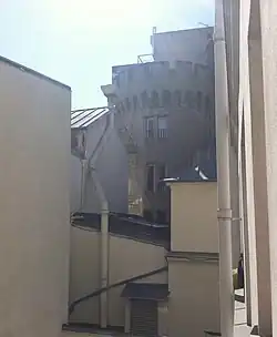 La tour vue de la cour intérieure du no&nbsp;90.