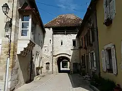 Photographie montrant la tour de la Poterne, vue de l'intérieur de l'ancien château