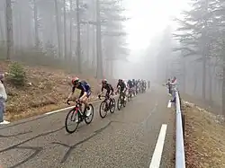 Rythme imposé par l'équipe Inéos en tête de peloton dans la montée vers le Chalet Reynard, dans le brouillard à environ 7&nbsp;km de l'arrivée.