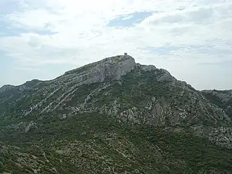 Le sommet des Opies vu de l'est. Le sentier d'accès est visible en bas et à droite.