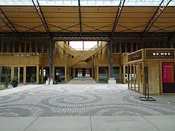 Magasins et bureaux sous les halles latérales.