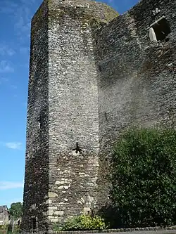 Tour Heptagonale, vue de la route.