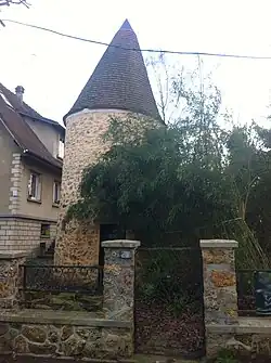 L'une des deux tours restantes de l'ancien château féodal de Bures-sur-Yvette (nord, réhabilitée)
