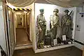 Exposition dans l'un des couloirs du bunker