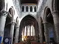 Nef de style gothique scaldien de l'église Saint-Jacques de Tournai, contrastant avec le chœur de style gothique rayonnant.