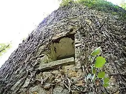 ... mais aussi par sa masse de moellons imposante.