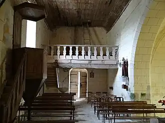 La nef et la tribune au-dessus de l'entrée