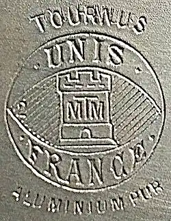 Vue détaillée d'un estampillage dans l'aluminium.