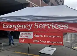 Point de Triage médical extérieur, visant à ne pas mélanger les malades de la COVID-19 à  ceux qui viennent pour d'autres pathologies, ici à la Nouvelle-Orléans.