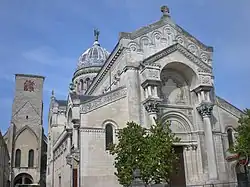 La Basilique Saint-Martin de Tours, succédant en 1886 à un édifice roman détruit un siècle plus tôt.