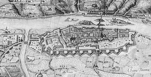 Extrait en noir et blanc d'une carte ancienne montrant deux enceintes urbaines emboîtées.