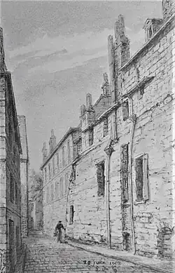 alt=Dessin en noir et blanc d'un vieux mur intégré à une habitation plus moderne.