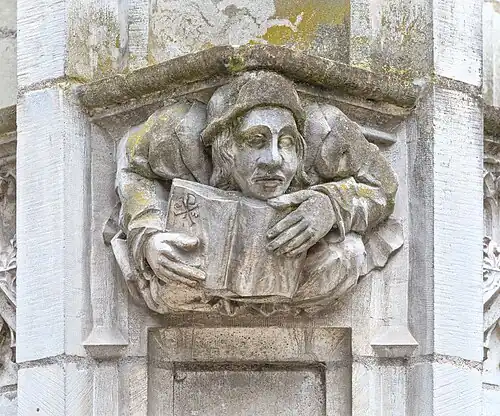 Détail du portail : un cul-de-lampe.