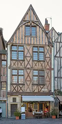 Maison numérotée 12 rue du Grand-Marché, située place Plumereau