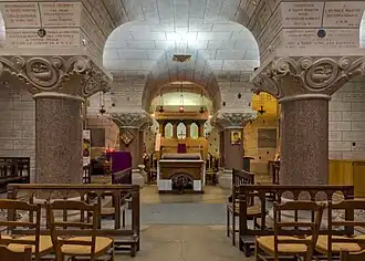 Vue générale avec le tombeau au fond.