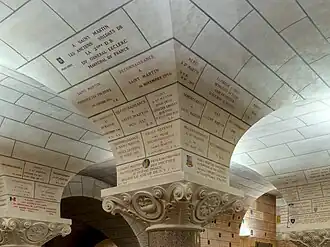 Chapiteau surmonté d'ex-votos