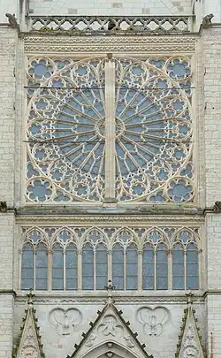 Partie centrale du transept nord : rosace, fenêtres et partie haute du portail.