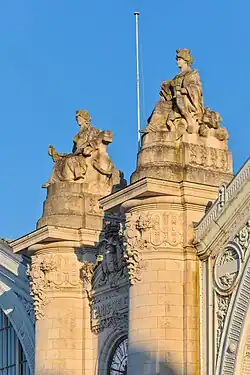 Allégories de Bordeaux et Toulouse sur la façade de la gare de Tours.