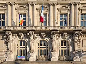 Le balcon soutenu par quatre atlantes.