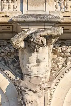 Un des atlantes soutenant le balcon.