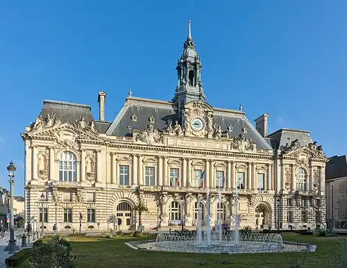 L'Hôtel de ville.