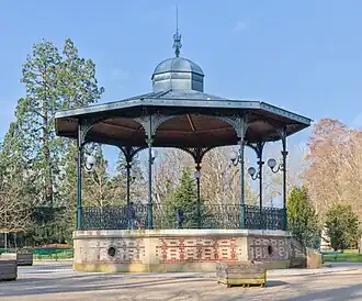 Un kiosque à musique.