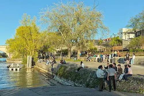 Les quais de Loire en fin d'après-midi, avec une foule d'étudiants du campus des Tanneurs tout proche.