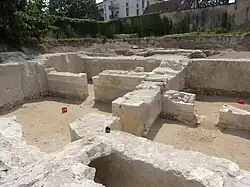 Photographie en couleurs de pièces en sous-sols.