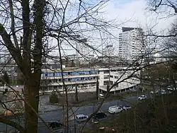 Vue en plongée d'un quartier urbain récente, barres d'immeubles et tours.