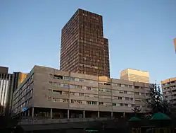 Tour Franklin avec la résidence Boieldieu en premier plan à La Défense