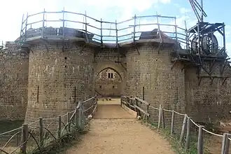Porte principale du château. Tours de flanquement en chantier