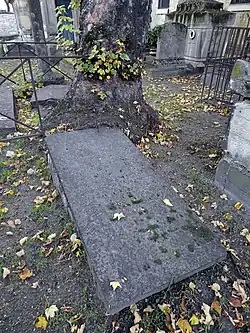 Tombe anonyme de l'évêque Bernier dans le cimetière du Calvaire, situé au sommet de la butte Montmartre.