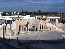 Vue d'un amphithéâtre et d'un arc de triomphe