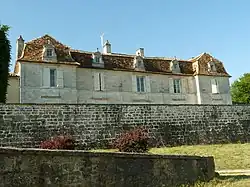 La façade et la terrasse