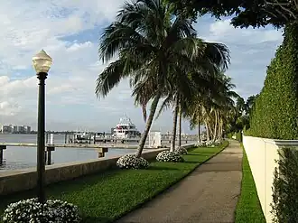 Sentier pédestre longeant Lake Worth Lagoon.