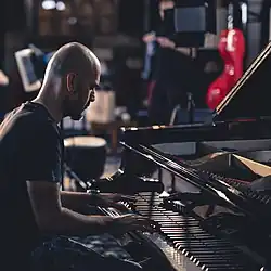 Description de l'image Toygar Işıklı on Rehearsal.jpg.