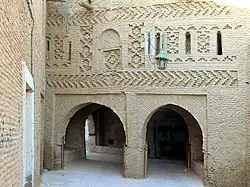 Double arche en briques.