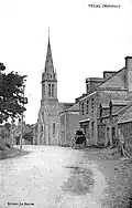 Tréal ː le bourg et l'église paroissiale au début du XXe&nbsp;siècle (carte postale).