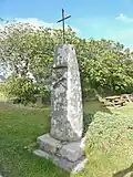Tréguennec : menhir christianisé près de la chapelle Saint-Alor.