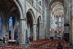 Photographie d'une nef d'église prise de biais.