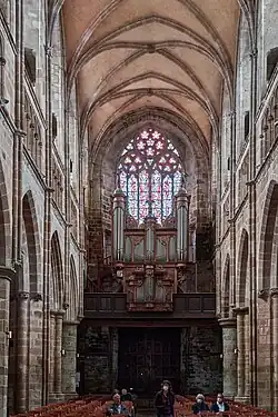 Photographie de la nef de l'église, prise depuis le chevet vers la façade.