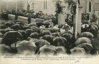 L'entrée de sainte Anne à l'Église Neuve le 25 juillet 1914, jour de l'inauguration et bénédiction par M. Pennec.