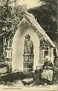 La fontaine de dévotion près de la chapelle Saint-Jacques.
