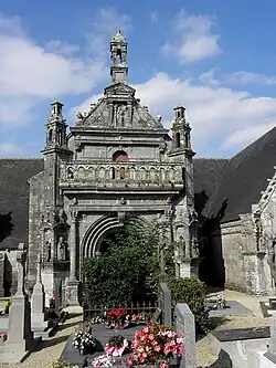 Le porche de l'église.