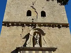 La partie au-dessus du portail de l'église Saint-Nicolas.